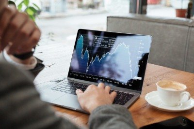 O desempenho das a&ccedil;&otilde;es das maiores empresas brasileiras &eacute; acompanhado por investidores no mercado de capitais -  (crédito: Freepik)