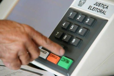 O voto em branco é aquele em que o eleitor escolhe, de forma intencional, a opção 'Branco' disponível na urna eletrônica antes de confirmar a votação. Já o voto nulo ocorre quando o eleitor digita um número inexistente para o cargo em disputa e confirma a escolha. No passado, o voto em branco chegou a ter um significado diferente, mas, desde a Lei nº 9.504, de 1997, ele passou a ter o mesmo peso do voto nulo para fins de contagem do resultado das eleições.

 -  (crédito: Agência Brasil)