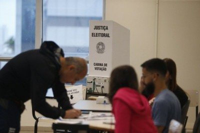 O artigo 224 do Código Eleitoral determina a realização de uma nova eleição apenas em situações específicas, como quando há decisão da Justiça Eleitoral que leva à anulação de mais da metade dos votos válidos de um pleito, e não por causa da quantidade de votos brancos ou nulos.
 -  (crédito: Paulo Pinto/Agência Brasil)