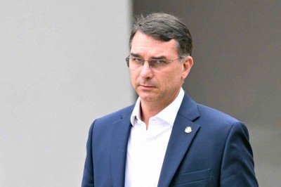 Flávio Bolsonaroa se mantém como principal candidato de oposição, graças à força do bolsonarismo nas redes sociais -  (crédito: EVARISTO SÁ/AFP)