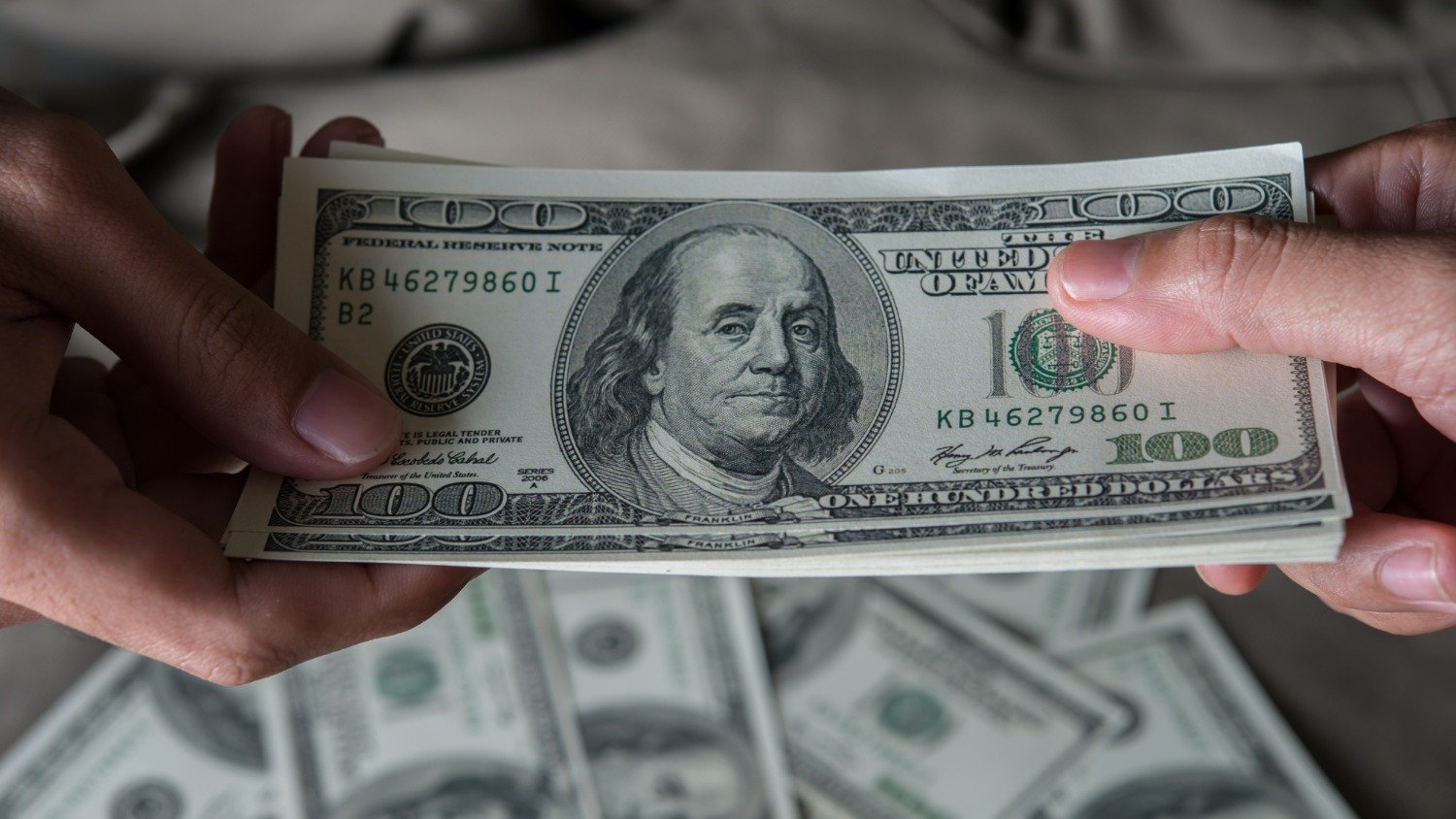 Com a volatilidade do d&oacute;lar em julho, saiba o momento ideal para comprar a moeda -  (crédito: Freepik)