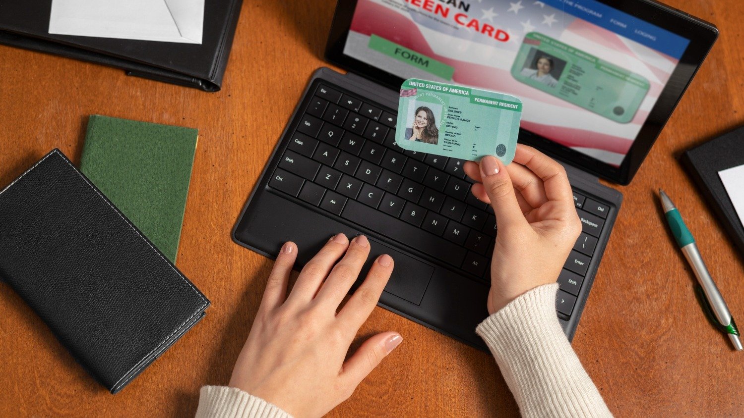 O Green Card &eacute; a autoriza&ccedil;&atilde;o de resid&ecirc;ncia permanente e o primeiro passo para uma nova vida nos Estados Unidos -  (crédito: Freepik)