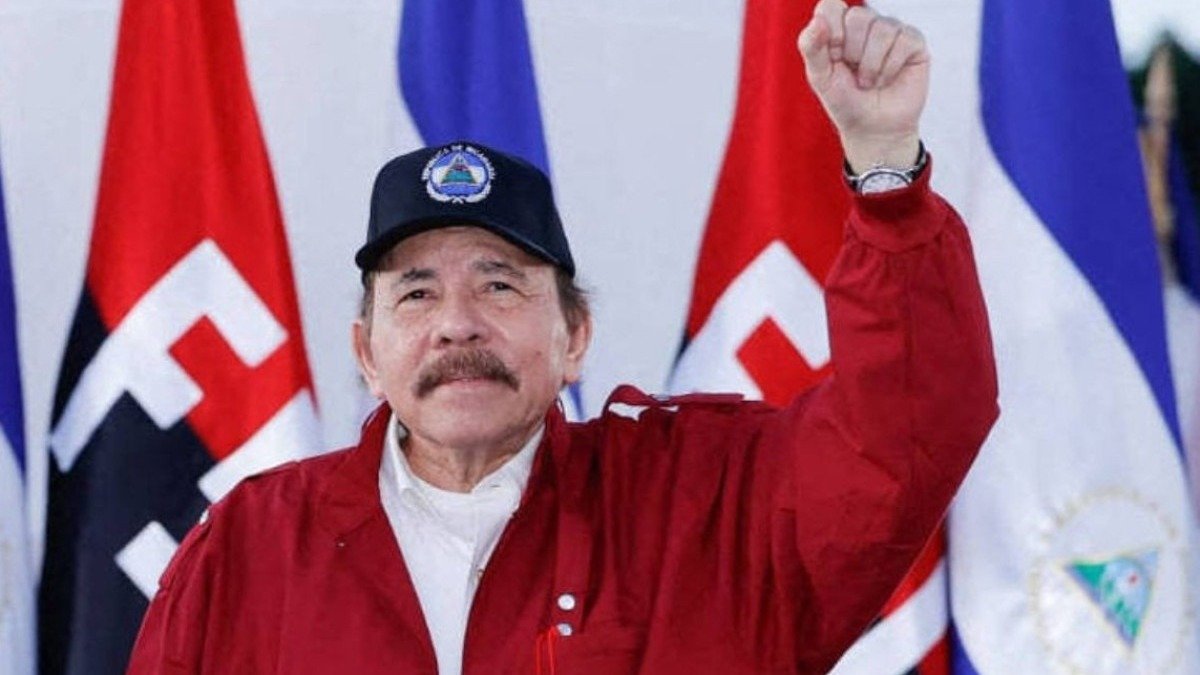 Daniel Ortega, presidente da Nicar&aacute;gua, em gesto que simboliza a consolida&ccedil;&atilde;o de seu regime e a anula&ccedil;&atilde;o do processo eleitoral no pa&iacute;s -  (crédito: Presid&ecirc;ncia da Nicar&aacute;gua via AFP)