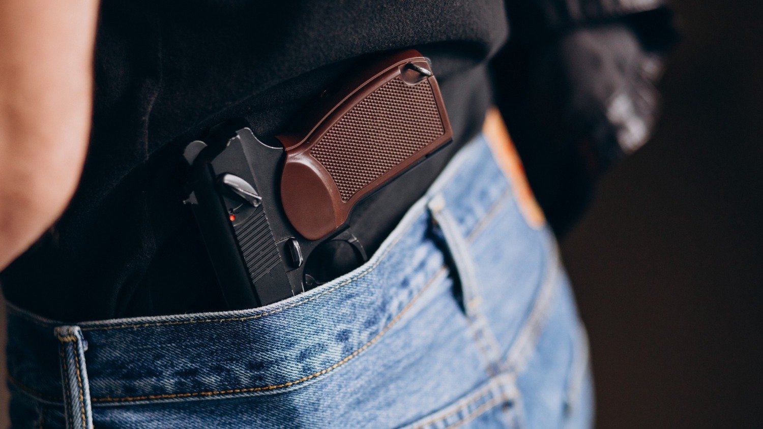 A presen&ccedil;a de armas simboliza a viol&ecirc;ncia letal e a inseguran&ccedil;a que afetam as cidades brasileiras destacadas no anu&aacute;rio de seguran&ccedil;a. -  (crédito: Freepik)