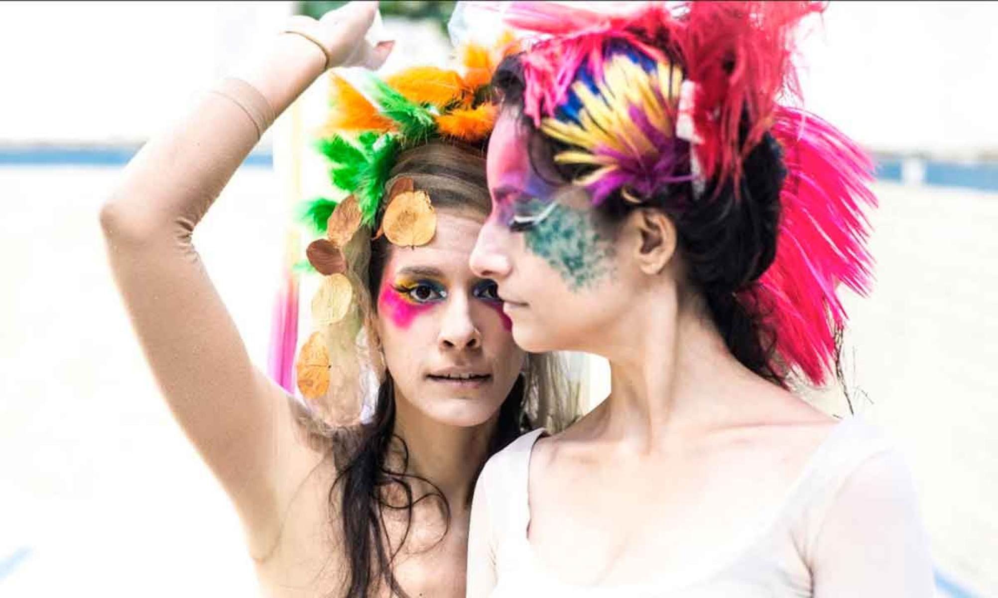 Fotografia mostra as pianistas Bianca Gismonti e Claudia Castelo Branco, lado a lado, usando maquiagem em forma de desenhos e adere&ccedil;os na cabe&ccedil;a