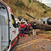 Caminhão de melancias tomba na BR-262 e interdita as duas pistas em Minas - Bombeiros Voluntários de São Domingos do Prata