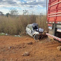 Motorista morre ao invadir contramão e bater em caminhão na BR-352 - CBMMG/Divulgação