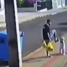 Pai que chutou filha fazia crianças ajoelharem sobre grãos e tampinhas - Reprodução redes sociais