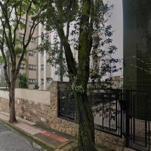 Mulher é agredida por marido em BH, que foge do local após agressão - Reprodução/Google Street View