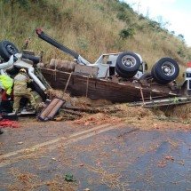 Acidente envolvendo caminhão deixa motorista preso às ferragens na BR-262 - CBMMG/Divulga&ccedil;&atilde;o