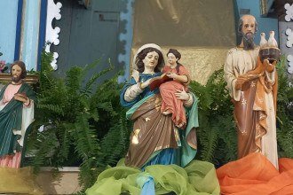 Relatos de milagres atraem devotos a uma pequena capela em Minas