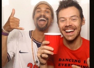 O tecladista Yaffra e Harry Styles, cuja banda teve show cancelado em S&atilde;o Paulo por problema de sa&uacute;de -  (crédito: Redes sociais)