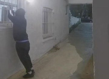 Anthony Durkan foi flagrado por um policial &agrave; paisana replicando o padr&atilde;o de comportamento de voyeurismo em casas de Londres -  (crédito: Pol&iacute;cia de Londres)