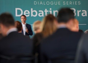 Flávio Bolsonaro em reunião com embaixadores -  (crédito: Raul Spinassé/Novo Selo Comunicação)