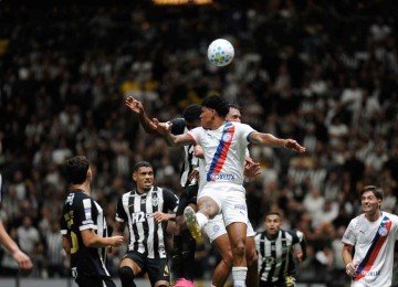 Atlético e Bahia desperdiçaram várias chances de gol e ficaram no empate por 1 a 1, na volta do Brasileiro após a Copa do Mundo -  (crédito: Alexandre Guzanshe/EM/D.A.Press)