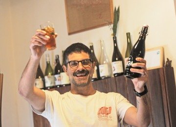 O argentino Nicolás Bollini, do bar Fuga, sempre teve a vontade de produzir e vender a bebida
 -  (crédito: Alexandre Guzanshe/EM/D.A Press)