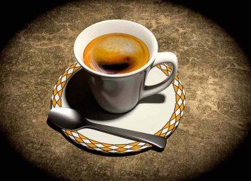 O cafezinho ajuda a manter o foco, mas a cafeína dificulta o descanso completo à noite
 -  (crédito: Pixabay/Reprodução)