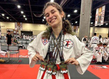 Beatriz Ranieri com as medalhas de ouro e prata que ganhou nos Estados Unidos -  (crédito: Arquivo pessoal)