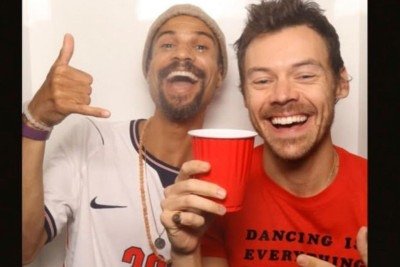 O tecladista Yaffra e Harry Styles, cuja banda teve show cancelado em S&atilde;o Paulo por problema de sa&uacute;de -  (crédito: Redes sociais)