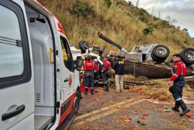 Acidente interdita BR-262 na altura da Serra do Macuco, em São Domingos do Prata, na manhã desta quarta-feira (22/7) -  (crédito: Bombeiros Voluntários de São Domingos do Prata)