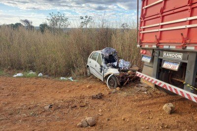 Motorista morre preso às ferragens após invadir a contramão na BR-352, no Alto Paranaíba, em Minas Gerais, e bater em caminhão -  (crédito: CBMMG/Divulgação)