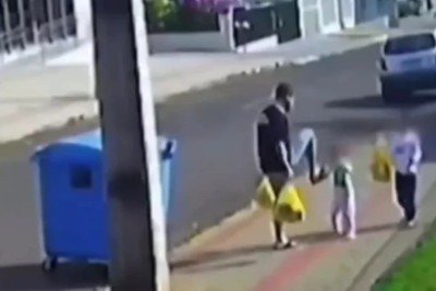 Homem é flagrado chutando a filha no rosto  -  (crédito: Reprodução redes sociais)