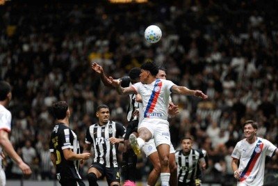 Atlético e Bahia desperdiçaram várias chances de gol e ficaram no empate por 1 a 1, na volta do Brasileiro após a Copa do Mundo -  (crédito: Alexandre Guzanshe/EM/D.A.Press)