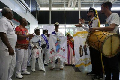Rota do Rosário, para valorizar festividades em louvor a Nossa Senhora do Rosário, está garantida por lei sancionada na terça-feira, 21/7. Na foto, guarda de Alvinópolis, da Região Central de Minas Gerais, no Teatro da Assembleia, Espaço Político-Cultural Gustavo Capanema (EPC). -  (crédito: Henrique Chendes/ALMG)
