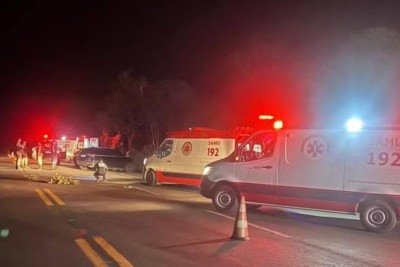 Grave acidente entre carros deixa um morto e quatro feridos na BR-365 -  (crédito: Divulgação/Samu)