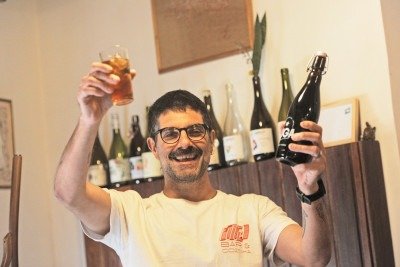 O argentino Nicolás Bollini, do bar Fuga, sempre teve a vontade de produzir e vender a bebida
 -  (crédito: Alexandre Guzanshe/EM/D.A Press)