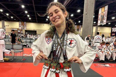 Beatriz Ranieri com as medalhas de ouro e prata que ganhou nos Estados Unidos -  (crédito: Arquivo pessoal)