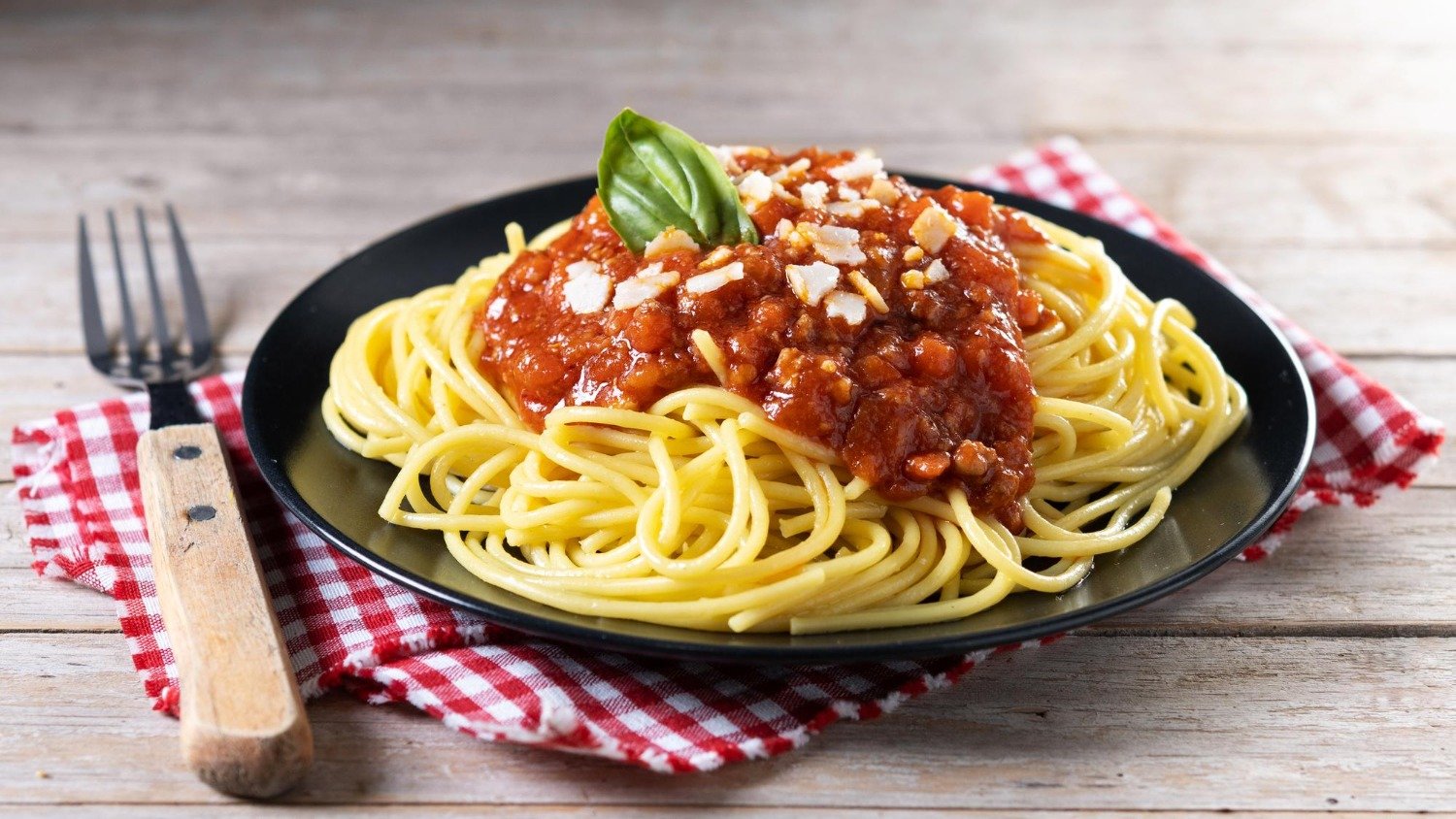 A imagem mostra um prato de espaguete com molho vermelho, uma vers&atilde;o popular que difere do aut&ecirc;ntico rag&ugrave; alla bolognese -  (crédito: Freepik)