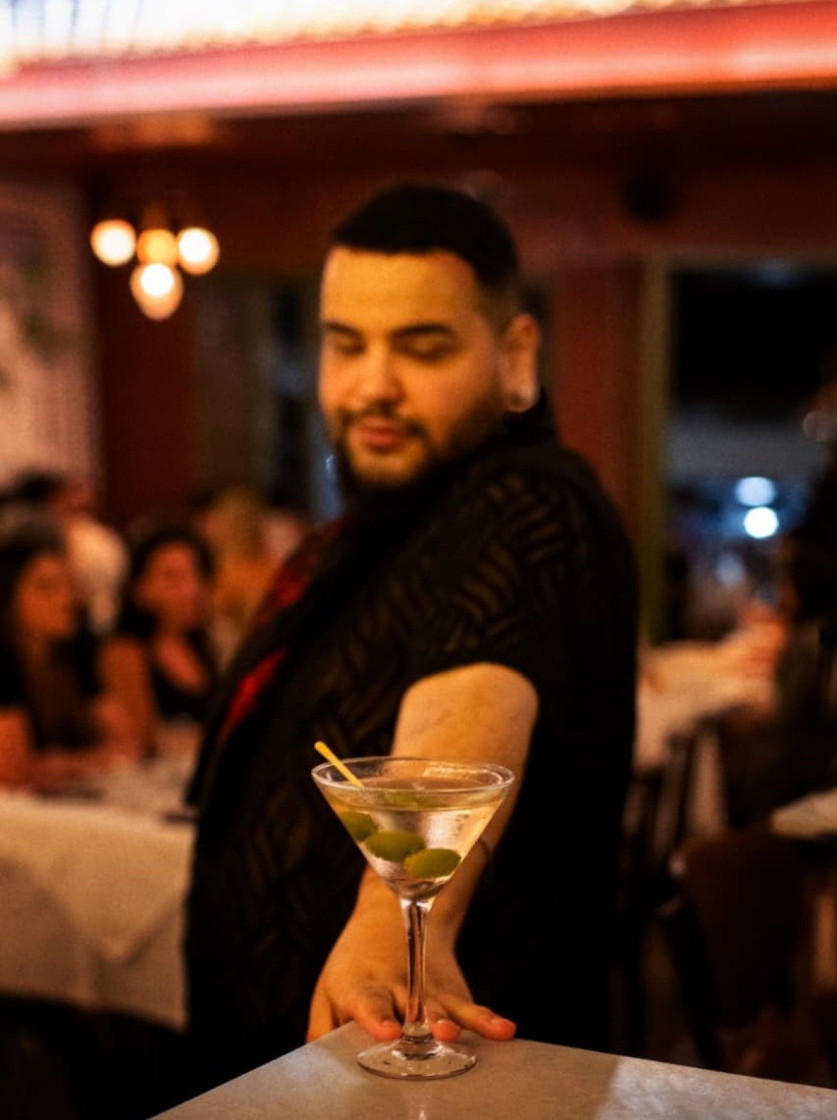 O bartender do Gata Gorda S&aacute; Maju gosta de adicionar vermute branco ao cl&aacute;ssico Martini com azeitonas  