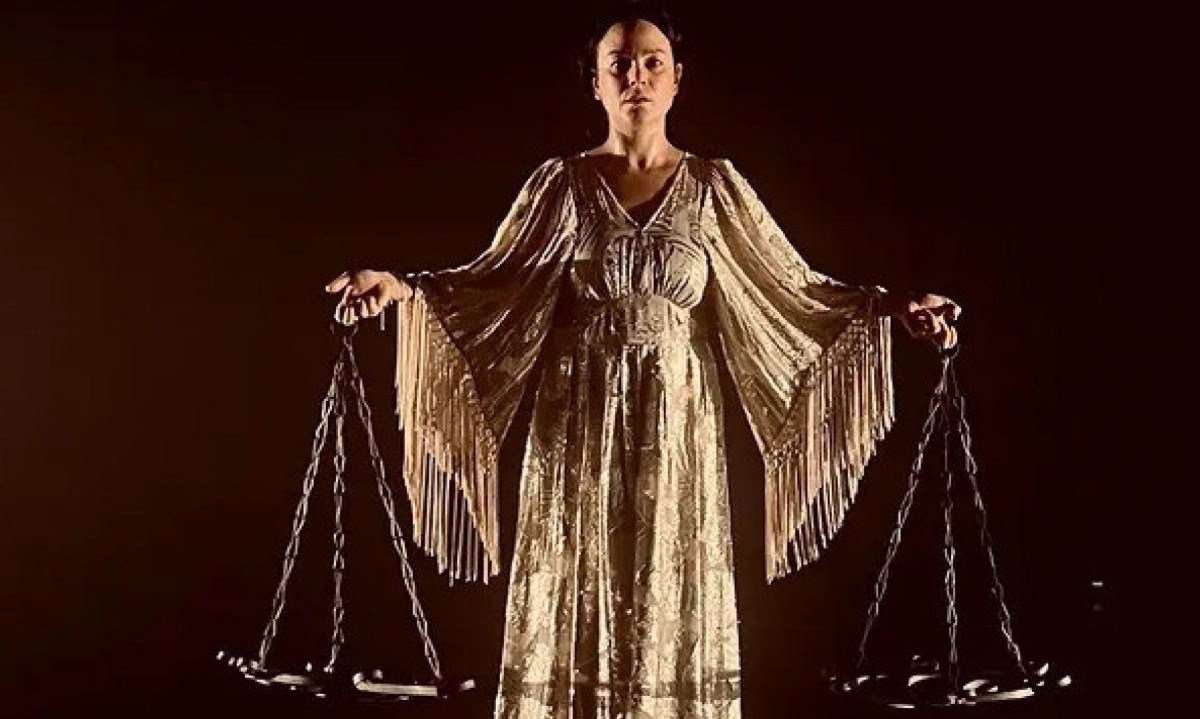 Bailarina Morena Nascimento tem os bra&ccedil;os abertos e segura os dois pratos de uma balan&ccedil;a