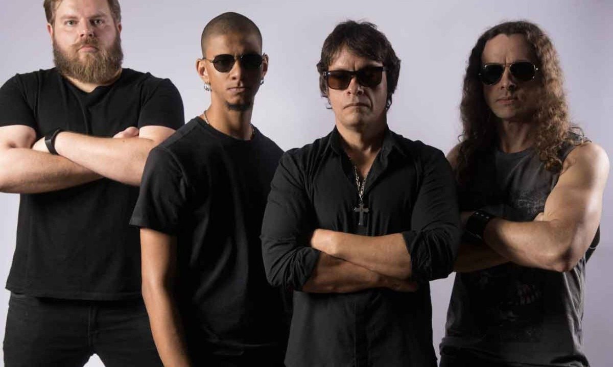 M&uacute;sicos da banda Velotrol olham para a c&acirc;mera 