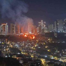 Incêndio na região do Morro das Pedras, em BH, assusta moradores - J&uacute;lia Scapolatempore/Arquivo Pessoal