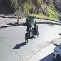 Motociclista dá 'grau', atropela entregadora e foge sem prestar socorro - Câmeras de segurança/TV Alterosa Zona da Mata