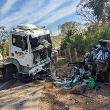 Colisão frontal entre caminhão e carro deixa três mortos em MG - Divulgação/CBMMG