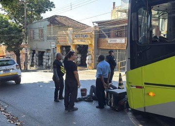 Motociclista é atropelado por ônibus do MOVE em frente a posto de gasolina após parar em lugar proibido, na Rua Peçanha, no bairro Carlos Prates. -  (crédito: Reprodução/Redes Sociais)