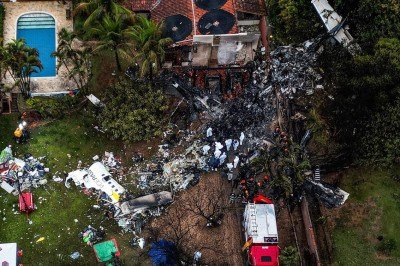 Aeronave ATR-72 da empresa Voepass caiu em Vinhedo (SP) no dia 9 de agosto de 2024: acidente deixou 62 mortos, dos quais 4 eram tripulantes
       -  (crédito: Nelson Almeida/AFP)