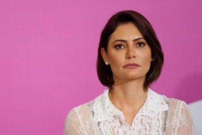 Michelle Bolsonaro ao lado de seus aliados, o senador Eduardo Girão (Novo-CE) e a vereadora de Fortaleza Pricilla Costa (PL-CE), vice-presidente do PL Mulher  -  (crédito: Reprodução Instagram/Michelle Bolsonaro)
