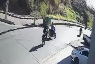 Câmeras de segurança flagraram o momento em que o motociclista faz uma manobra e atinge entregadora. Em seguida, ele foge sem prestar socorro -  (crédito: Câmeras de segurança/TV Alterosa Zona da Mata)