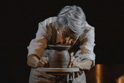 Priscilla Duarte interpreta Cipriano, oleiro às voltas com a extinção de seu ofício causada pelo avanço tecnológico capitalista -  (crédito: Igor Cerqueira/divulgação)