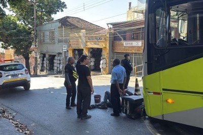 Motociclista é atropelado por ônibus do MOVE em frente a posto de gasolina após parar em lugar proibido, na Rua Peçanha, no bairro Carlos Prates. -  (crédito: Reprodução/Redes Sociais)
