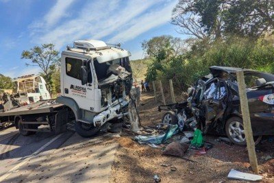 Colisão entre caminhão e carro na BR-491, em Elói Mendes, Sul de MG. -  (crédito: Divulgação/CBMMG)