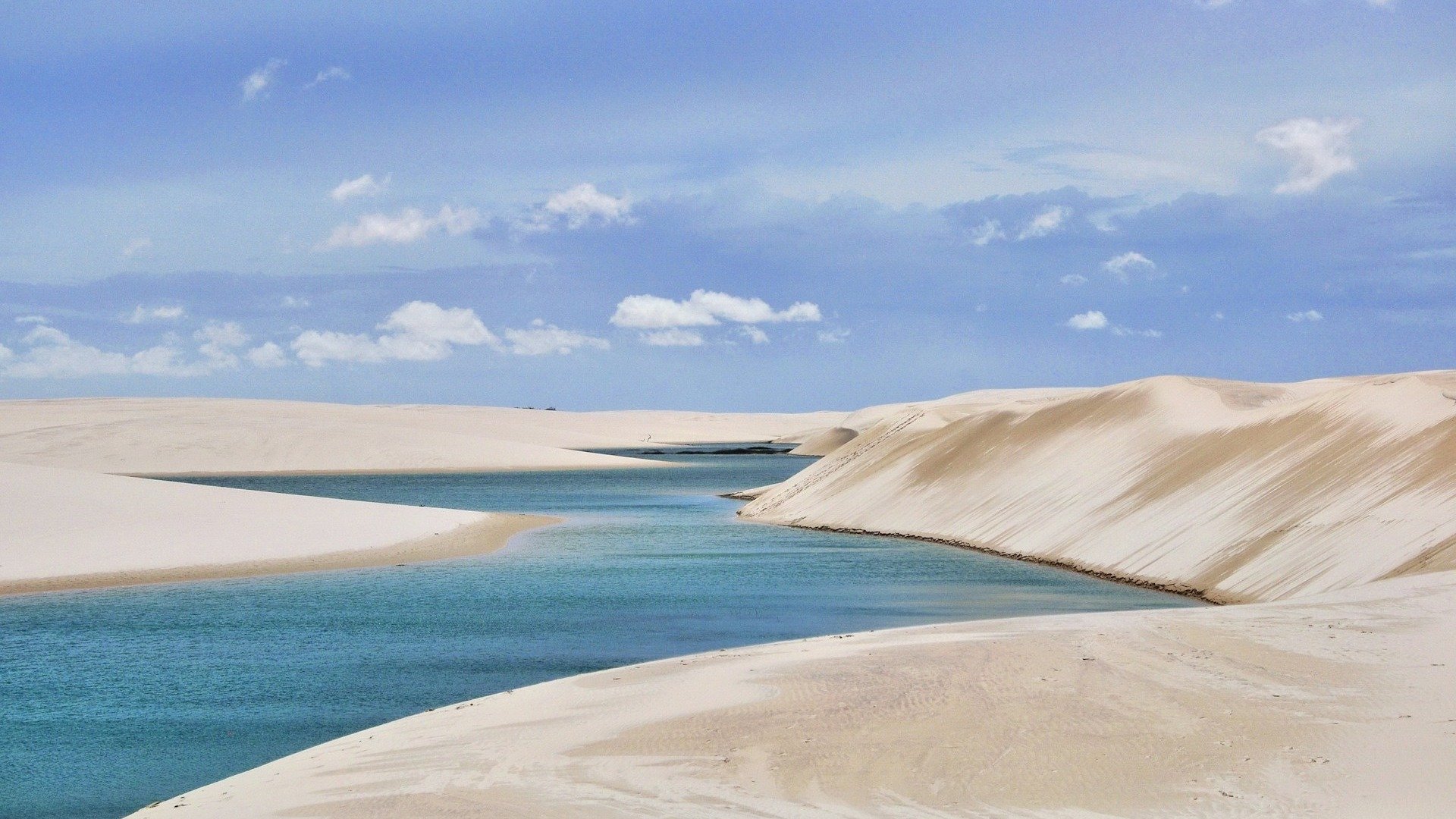 Lagoas de &aacute;gua doce e dunas brancas formam a paisagem deslumbrante dos Len&ccedil;&oacute;is Maranhenses, cen&aacute;rio ideal para a alta temporada de julho -  (crédito: Unsplash)