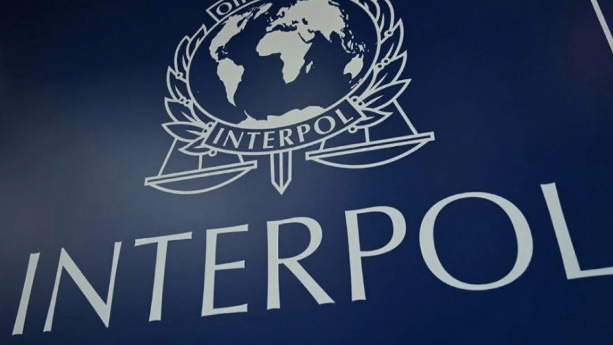 O s&iacute;mbolo da Interpol, organiza&ccedil;&atilde;o crucial na busca global por foragidos e combate ao crime internacional -  (crédito: Reprodu&ccedil;&atilde;o)