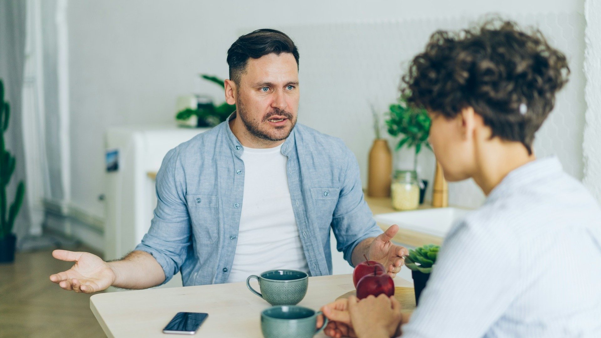 A infidelidade financeira pode gerar discuss&otilde;es acaloradas e minar a confian&ccedil;a em um relacionamento, causando profundos impactos. -  (crédito: Unsplash)