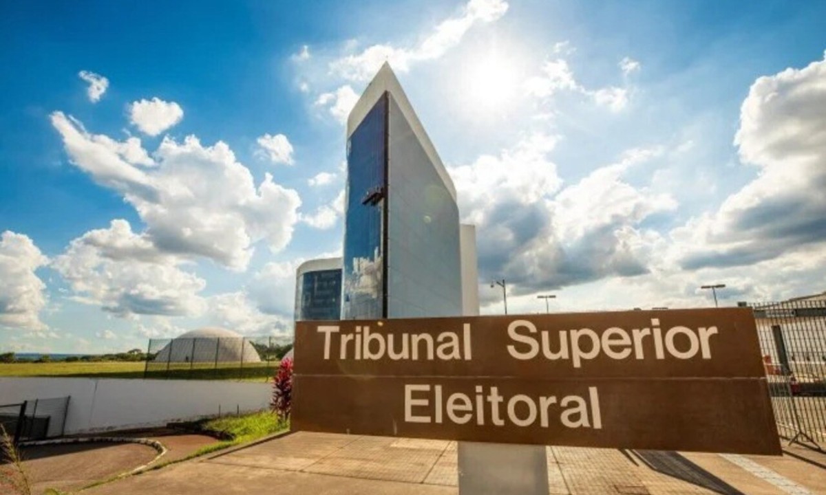 O pedido de dispensa deve ser feito ao juiz eleitoral responsável pelo local de votação dentro do prazo estabelecido, com a apresentação de uma justificativa considerada válida pela Justiça Eleitoral. - (crédito: Luiz Roberto/TSE)