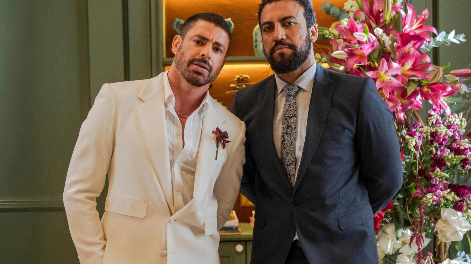  Os atores Cau&atilde; Reymond e Ricardo Teodoro est&atilde;o lado a lado, caracterizados como C&eacute;sar e Olavo, os dois trambiqueiros do remake de Vale tudo